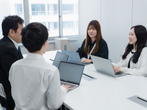 Ｈ２Ｒコンサルティング株式会社 経理／年休128日／月給30万円以上／リモート案件あり