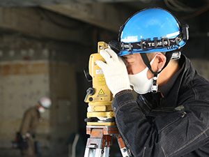 海道興業株式会社 稼げるレア技術！建築測量・墨出しを行う現場スタッフ