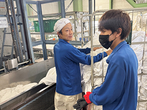 前川株式会社 クリーニング工場の作業スタッフ／年休120日／完全土日休