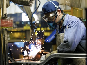 フォルム株式会社 自動車部品製造スタッフ／応募者全員面接／未経験歓迎／土日休み