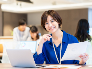 株式会社ｅフレンドリー 経理／未経験・経験浅め歓迎／月給28万～40万円／賞与年2回
