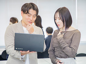 ラクサスマネジメント株式会社 事務職／未経験歓迎／年4回昇給／年休125日／残業月平均5h