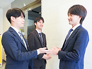 株式会社フロンティスト 営業／年休124日／インセンで月収100万円実績有／住宅手当