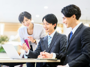 株式会社ブラステック 人材系総合職／年休120日超／残業30h以下／月給25万円超