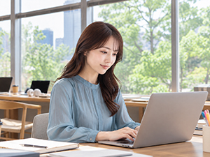 トリオール株式会社 Webマーケティング／土日祝休／月給30万円～／原則定時退社