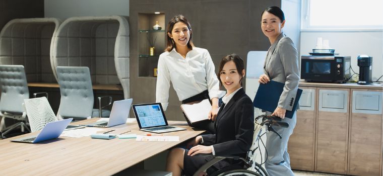車椅子に乗った女性を含む3人が打合せしているようなイメージ