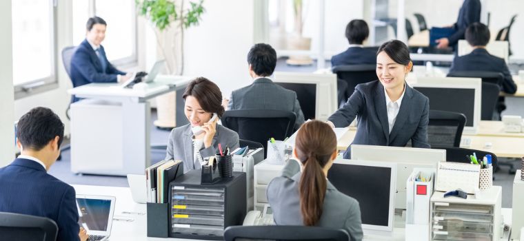 オフィスではたらいているようなイメージ