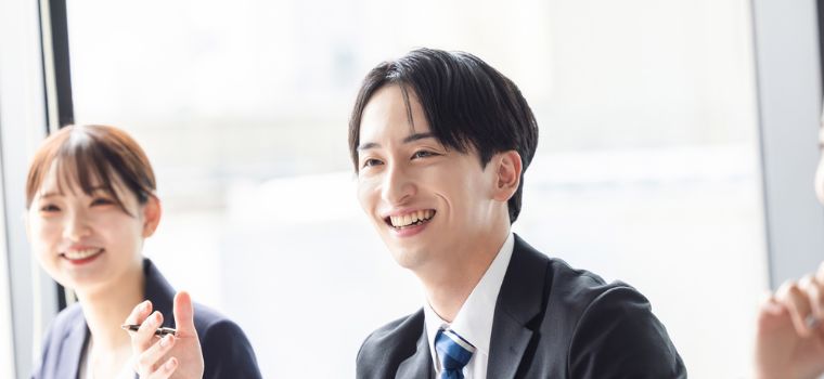 スーツを着用した笑顔の男性のイメージ