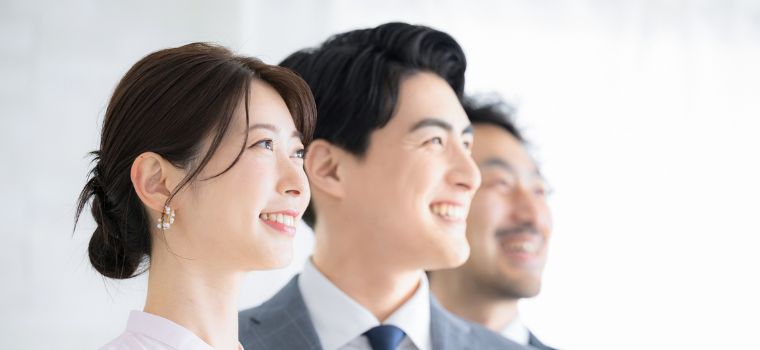 男女が笑顔で遠くを見ているようなイメージ
