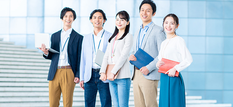 オフィスビルの中で並ぶ会社員