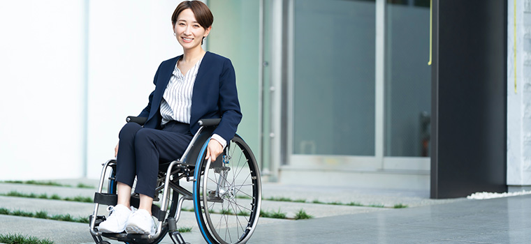 車椅子に座る女性のイメージ