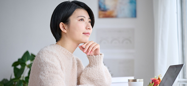 車椅子に座る女性のイメージ