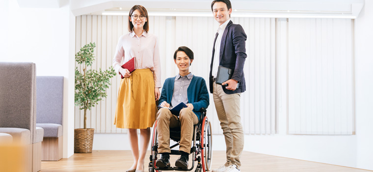 職場にいる男女のイメージ