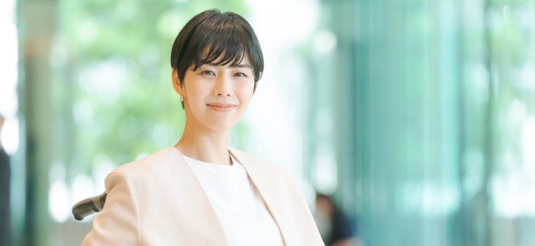 車椅子に座る女性のイメージ