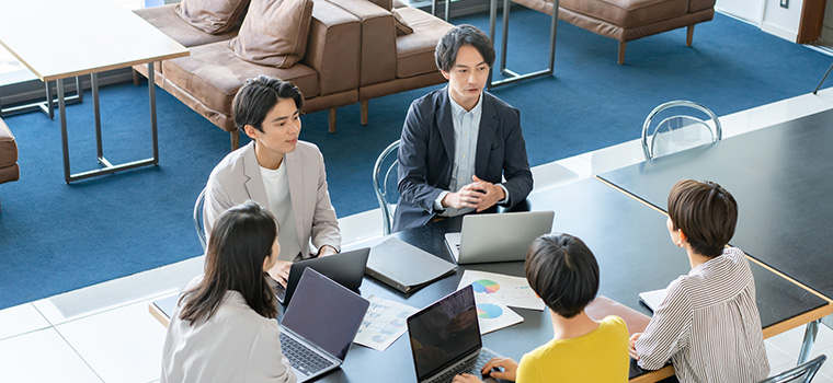 オフィスで仕事をする人々