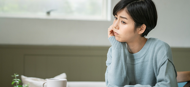 体調不良な女性のイメージ