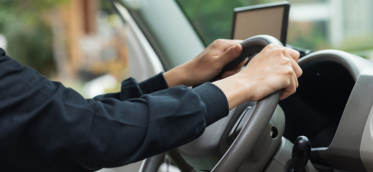 車を運転中の人物のイメージ