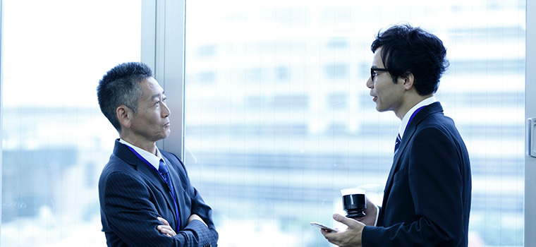 仕事の相談中の人物イメージ