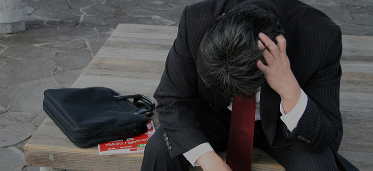 出勤できずに悩む男性のイメージ