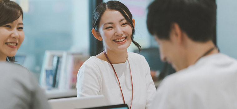 デスクワークの女性のイメージ