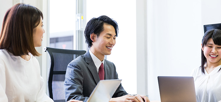 会議室でのミーティングのイメージ