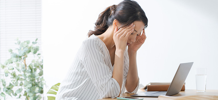 仕事が辛い女性のイメージ