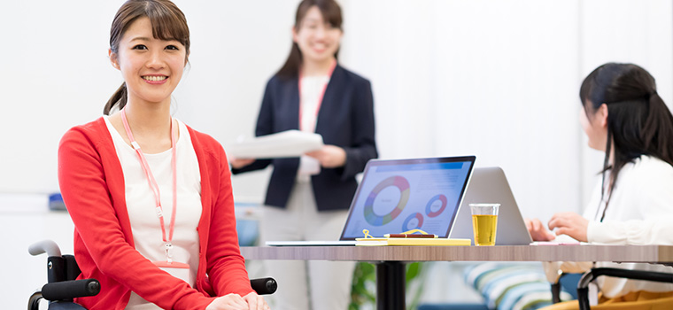 車いすを利用している女性のイメージ