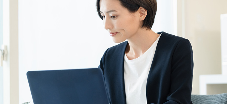 事務職ではたらく女性のイメージ