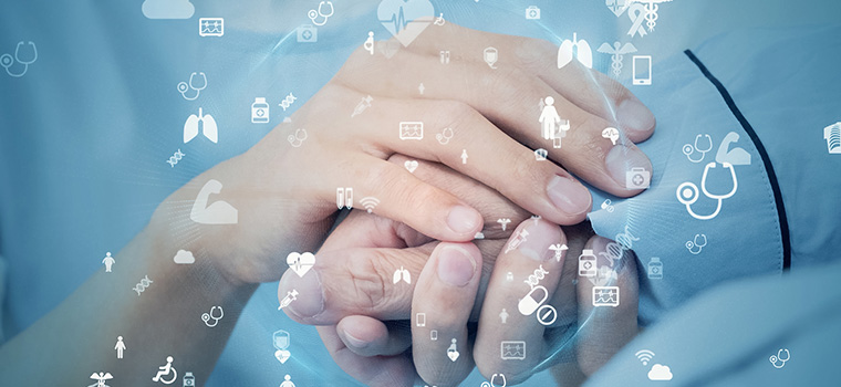 患者の手を包む看護師の両手のイメージ