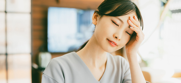 頭痛がある女性のイメージ