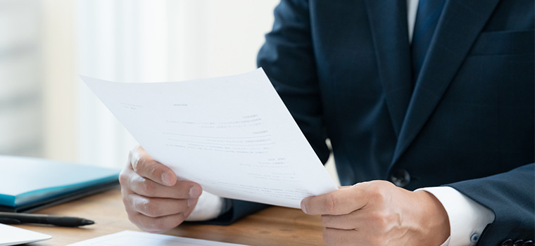 書類を見る男性のイメージ