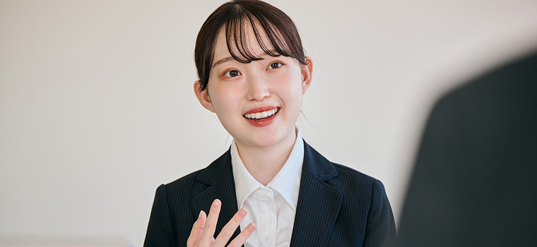 面接中の女性のイメージ