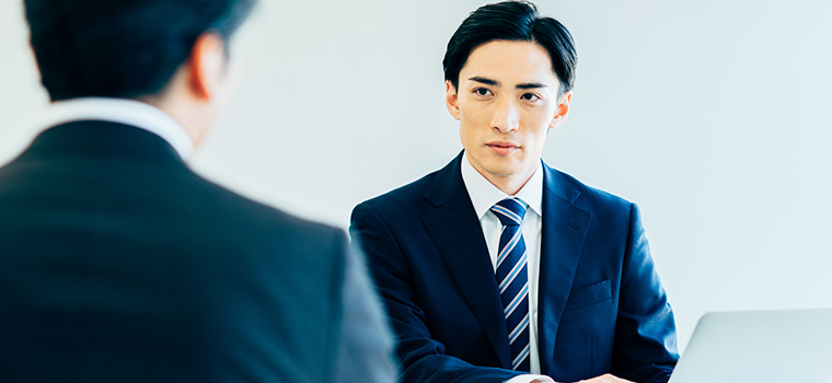 キャリアカウンセリング中の男性のイメージ