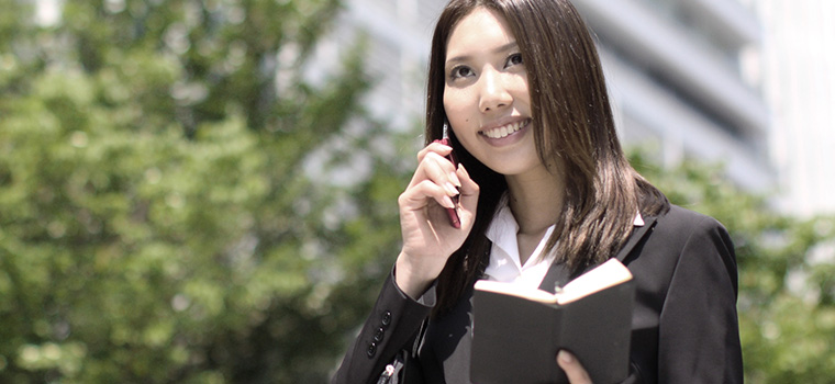 外回り中の女性のイメージ