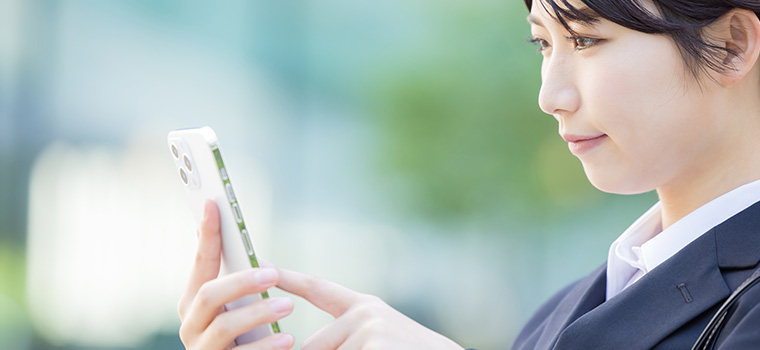 スマホで検索する女性のイメージ