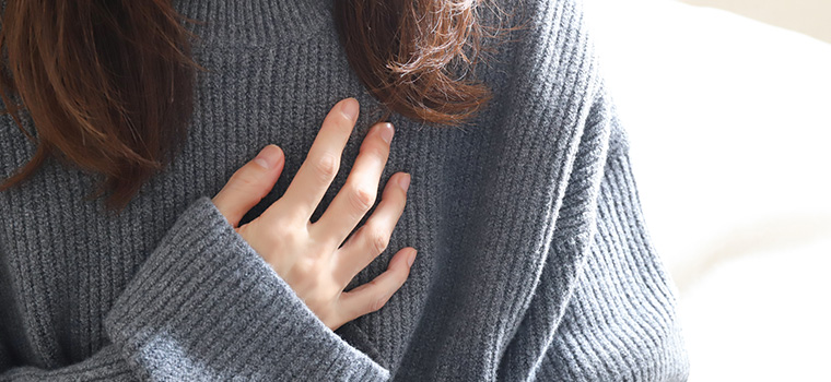 悩みがある女性のイメージ