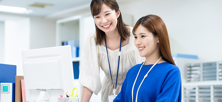デスクワークをする女性のイメージ