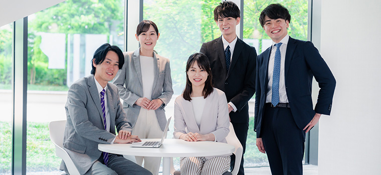 オフィスではたらく人々のイメージ
