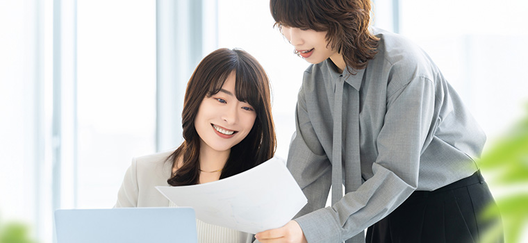 オフィスワークの女性2名イメージ