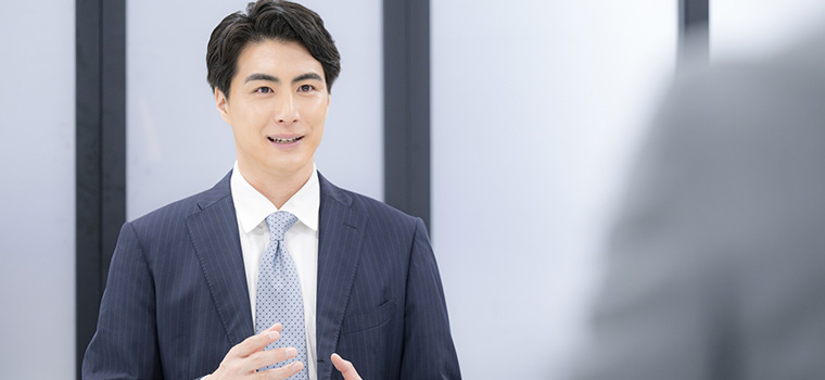面接を受ける男性のイメージ