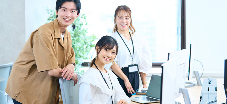 オフィスワークの男女3名のイメージ