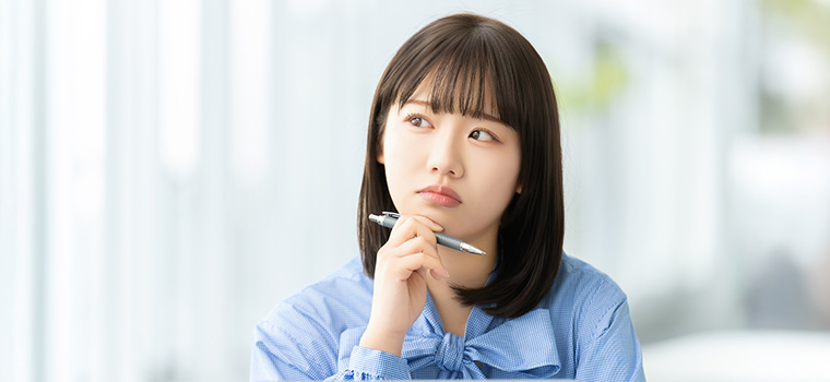 考える女性のイメージ