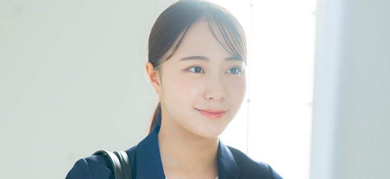 前向きに就活をする女性のイメージ