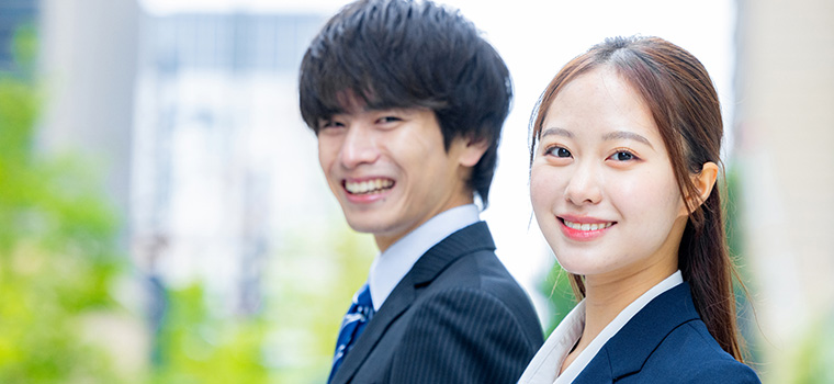 前向きに就活をする男女のイメージ