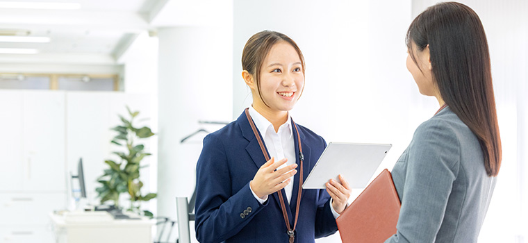 職場で会話する女性のイメージ