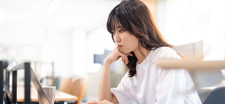 パソコン画面を見つめいてる女性のイメージ