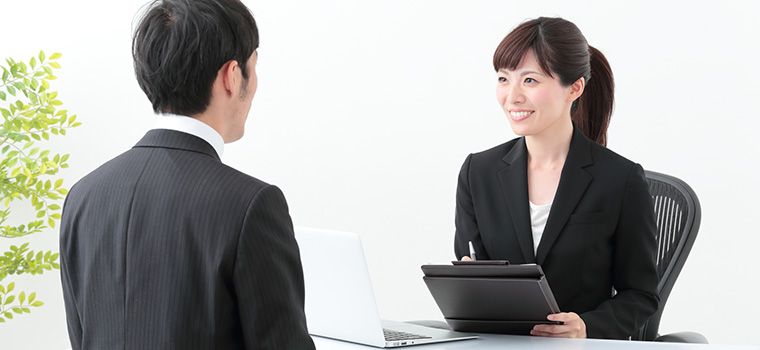 面談している男女のイメージ
