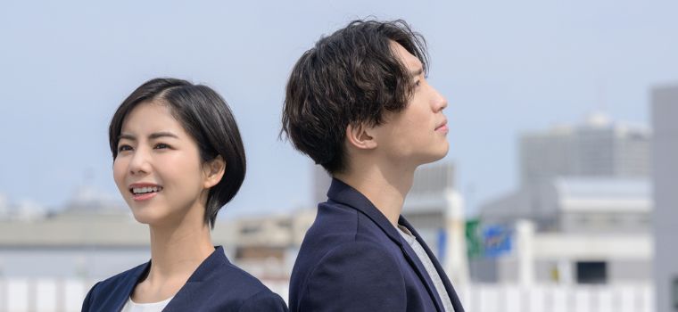 背中合わせの男女のイメージ