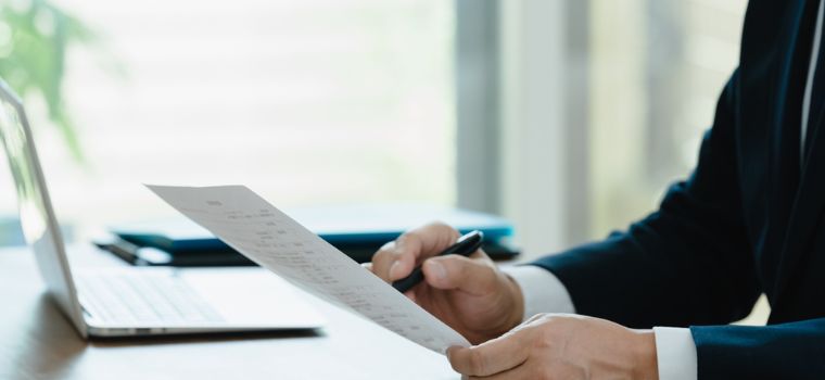手持ちの書類を見ているようなイメージ