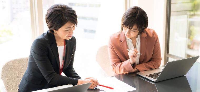 書類の確認をしているようなイメージ